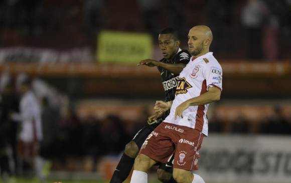 En la acción, Jonathan Copete durante el juego de ida ante Huracán, que terminó igualado 0-0. FOTO afp