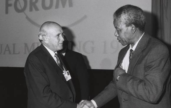 De Klerk y Nelson Mandela fueron los artífices del acuerdo de paz sudafricano, que puso fin a más de cuatro décadas de segregación racial y violencia en un país que hoy es ejemplo de reconciliación y desarrollo. FOTO World Economic Forum