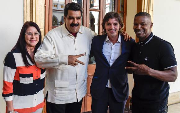 Cilia Flores y Nicolás Maduro posan con los actores Lukas Hass y Jamie Foxx. FOTO AFP