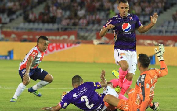 David González, Hernán Pertuz y Marlon Piedrahíta, atentos al ataque del habilidoso volante Vladimir Hernández en el estadio Metropolitano de Barranquilla. FOTO Colprensa