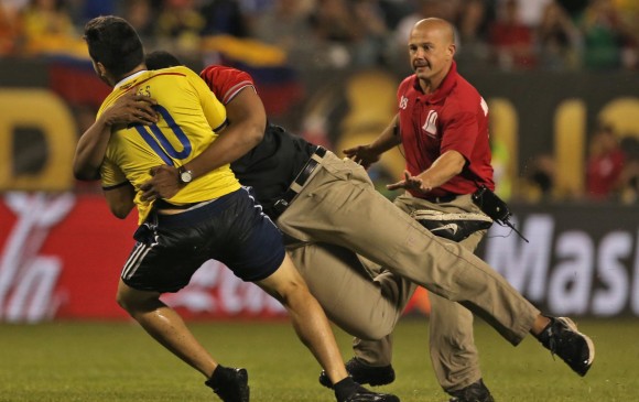 Uno de los asistentes al partido de semifinales en Chicago saltó a la cancha durante el final del juego Colombia- Chile. FOTO AFP