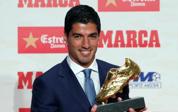 El jugador uruguayo del Barcelona Luis Suárez ha recibido este jueves su segunda Bota de Oro, que le acredita como máximo goleador del curso 2015-16. FOTO REUTERS