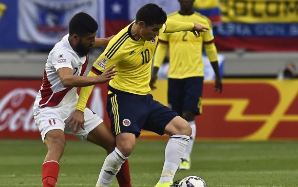 James Rodríguez también desperdició una posibilidad clara de gol en un enfrentamiento con el portero peruano. FOTO AFP