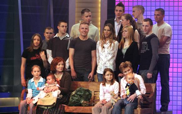 Annegret Raunigk (segunda de izquierda a derecha en el sofá) con su hija más pequeña Lelia sobre sus piernas, cuando tenía 55 años. En la foto aparecen varios hijos y nietos invitados a un programa de televisión alemán en 2005. FOTO AFP