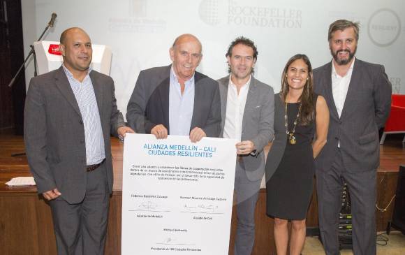 En su orden, Santiago Uribe, director de resiliencia de Medellín; los alcaldes de Cali, Mauricio Armitage y Medellín, Federico Gutiérrez; Vivian Argueta, coordinadora de plan TIO de Cali y Michael Berkowitz, presidente de 100 ciudades resilientes. FOTO edwin bustamante