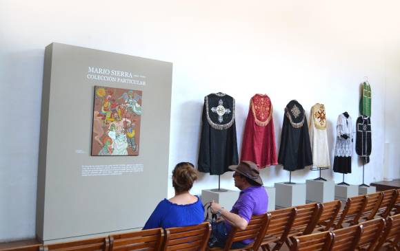 El descendimiento, óleo sobre lienzo, creación de Mario Sierra, es una de las 30 obras que se exhiben. Ornamentos litúrgicos de los siglos XIX y XX, así como pinturas coloniales complementan esta Colección Particular. FOTO Cortesía El Santafereño