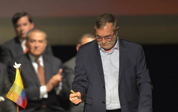 El balígrafo volvió a ser el instrumento con el que Santos y Timochenko firmaron el nuevo acuerdo. FOTO AFP
