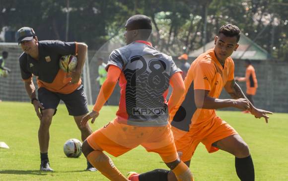Ayer realizó su penúltimo entrenamiento Envigado, que hoy viaja en la tarde a Bogotá. FOTO Julio César Herrera