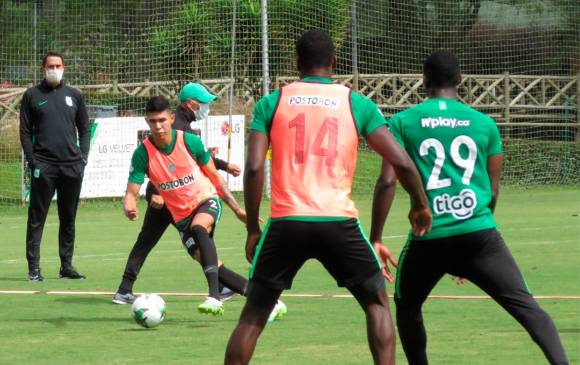 El técnico Alexandre Guimaraes avanza en los ciclos de preparación con Atlético Nacional observando en acción a los jugadores con los que espera contar para 2021. FOTO TOMADA TWITTER ATLÉTICO NACIONAL 