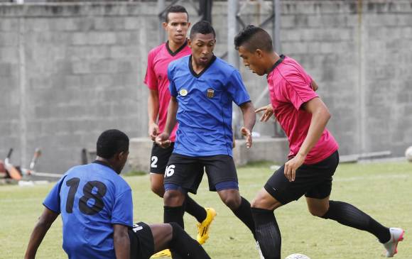 En el recuadro aparecen Juan Alberto Mosquera y Otto Franco, jugadores que se mantienen en la nómina titular del Envigado a pesar de su juventud. Hay que acelerar. FOTO Jaime Pérez