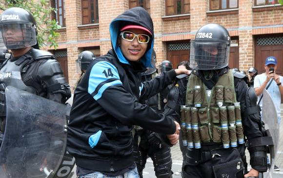 Escenas como esta e incluso de algunos marchantes tomándose fotos con los uniformados se vieron durante el primero de mayo en Medellín. FOTOS julio césar herrera