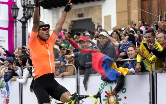 Entrada triunfal y en solitario de Edwin Ávila, ciclista que militó en Team Colombia. Sucede a Róbinson Chalapud.
