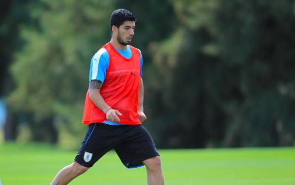 Uruguay respira tranquilidad por el regreso del goleador Luis Suárez, quien no jugó ante Brasil en la derrota 1-4. FOTO efe