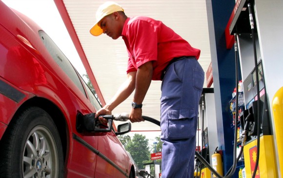 Desde este lunes bajan los precios de la gasolina en 13 ciudades del país. 