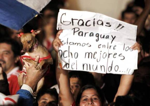 reuters - Otro, perro, pero esta vez no argentino sino paraguayo, también le quiso agradecer a su seleccionado por haber quedado entre los mejores 8 equipos el planeta.