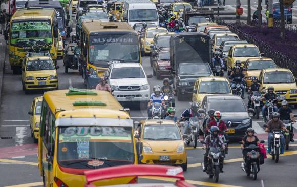 90 % del parque automotor actual en el Valle de Aburrá lo representan los automóviles y las motocicletas, lo que impacta la movilidad. FOTO julio césar herrera