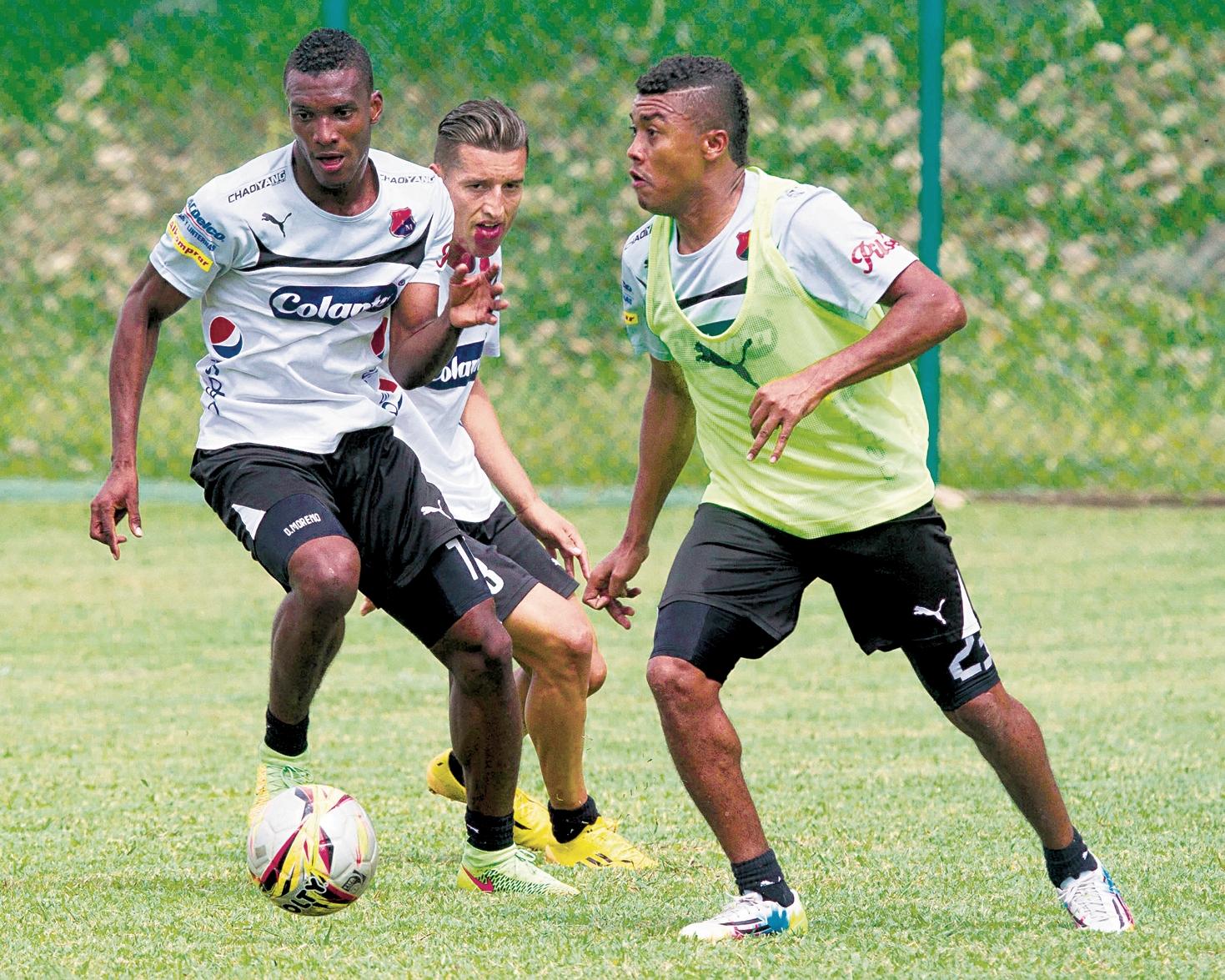 Carlos Valencia, de peto, sería el lateral derecho. Regresa la Goma Hernández. FOTO JAIME PÉREZ