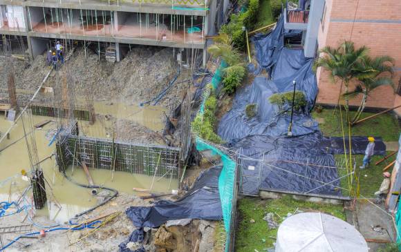 Grupo Ciudadela tapó el deslizamiento con plásticos mientras realiza obras de mitigación. FOTO JUAN ANTONIO SÁNCHEZ