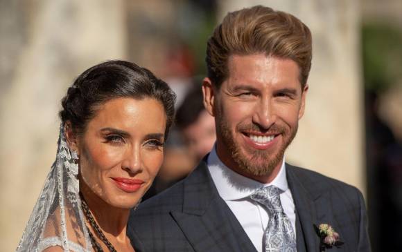 La presentadora Pilar Rubio y el futbolista Sergio Ramos, a la salida de la Catedral de Sevilla donde se ha celebrado este sábado su boda. FOTO Agencia EFE (Raúl Caro)