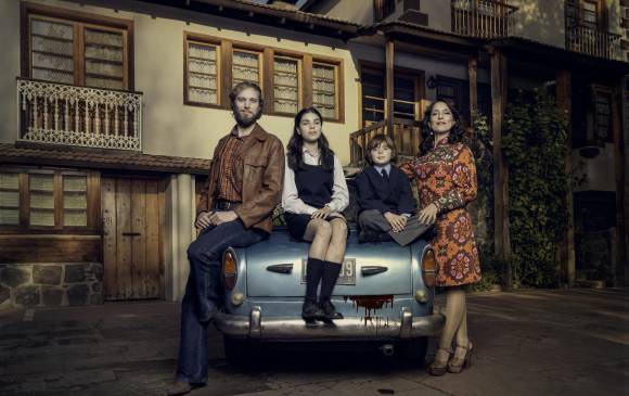 Andrés Rillón como Mike y Mariana Loyola como Mary en la serie que narra la vida de esta pareja de esposos que hacían parte de la policía secreta chilena. FOTO cortesía movistar series