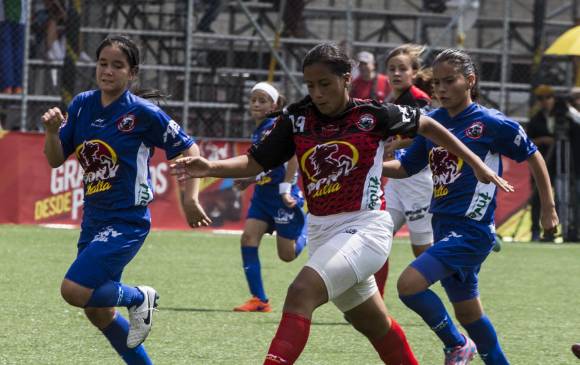 María Camila Aragón (la 14) nació en Cauca, pero sus últimos años ha defendido al Valle y ha conseguido dos dobletes en el Ponyfútbol femenino. FOTO julio césar herrera