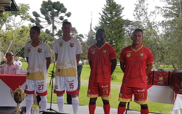 Estos son los uniformes uno y dos que usará Rionegro Águilas en la Liga y en la Copa Libertadores. FOTO cortesía-rionegro