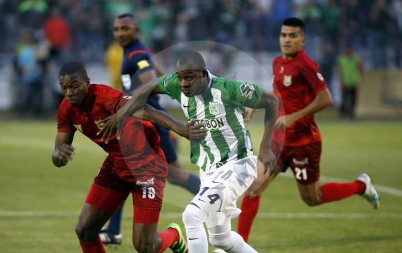 El partido entre estos dos elencos antioqueños resultó muy apretado, con marcas permanentes en la mitad. Víctor Ibarbo continúa sin alcanzar su mejor nivel. FOTO Manuel Saldarriaga