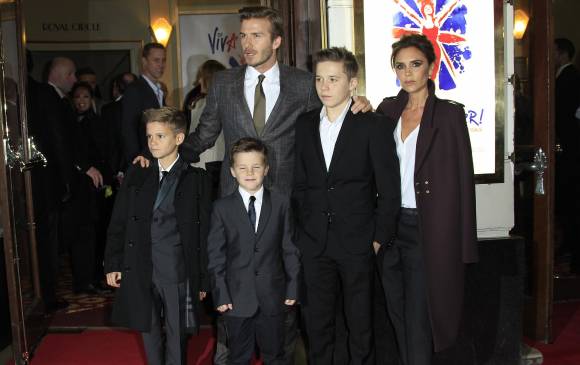 El astro inglés de fútbol David Beckham y su hijo adolescente Brooklyn estuvieron involucrados en un accidente de autos. FOTO AP