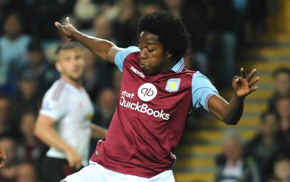 El Aston Villa, un histórico del fútbol inglés y donde milita el colombiano Carlos Sánchez, consumó la pérdida de categoría tras perder en Old Trafford. FOTO ARCHIVO