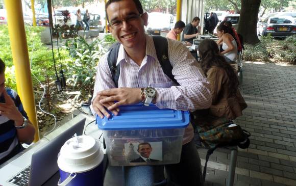 Julio César, el famoso Obama de la UPB, nos muestra su negocio de barquillos y alfajores. 