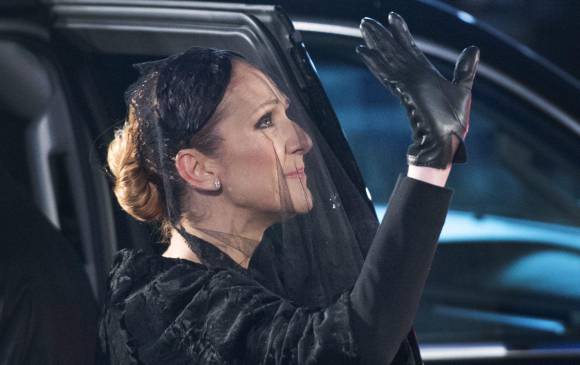 Céline Dion saluda a los fanáticos que la acompañaron. FOTO AP