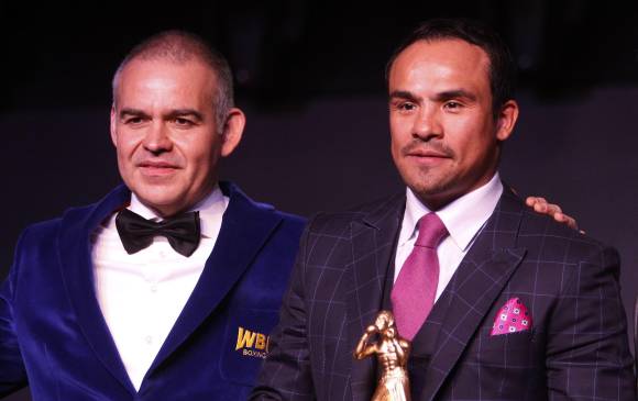 El presidente de la AMB, Gilberto Mendoza, al lado del exboxeador mexicano Juan Manuel Márquez durante la Convención Mundial de Boxeo, que se llevó a cabo en Medellín. FOTO efe