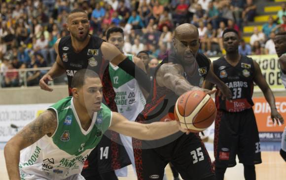 El puertorriqueño Jonathan Rodríguez (3) se consolida nuevamente como el mejor encestador de la Liga Directv de baloncesto, título que logró en la temporada pasada. FOTO julio césar herrera
