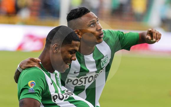 Orlando Berrío, acompañado de Arley Rodríguez, en uno de los recientes festejos con Atlético Nacional. FOTO jaime Pérez