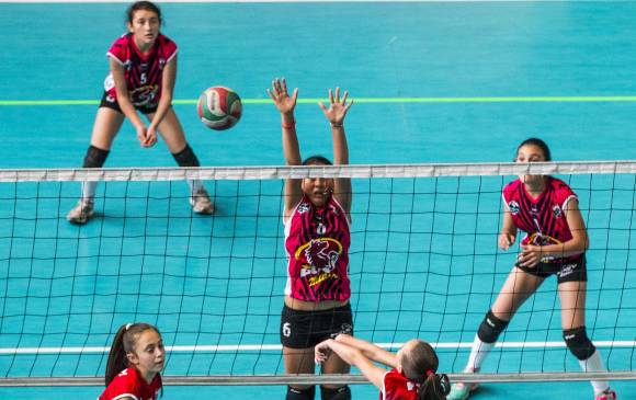 Además de Guaviare, El Santuario (abajo) juega hoy -1:15 p.m.- ante Inder Envigado en Ponybvoleibol. FOTO jaime pérez