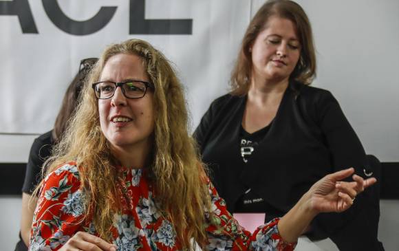1. Kristine Tauch, promotora del libro ¿Por qué estamos aquí? 2 y 3. Imágenes del libro. 19 ilustradores escucharon las historias de los refugiados las plasmaron en él. FOTO Robinson Sáenz