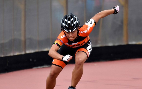 La juvenil patinadora Valeria Rodríguez, de Paen, logró el primer oro para Antioquia en el Campeonato Nacional que se desarrolla en Bogotá. FOTO cortesía-fedepatin
