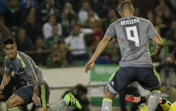 Este fue el momento en el que James Rodríguez le hizo el pase a Benzema para igualar 1-1 con el Betis. FOTO cortesía Laliga