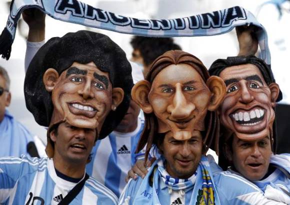 REUTERS - Ni Maradona, ni Messi, ni Tévez pusieron evitar la estrepitosa caída del seleccionado Argentino ante la agresiva Alemania.