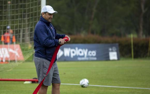 El técnico Aldo Bobadilla supervisa los entrenamientos individuales. FOTO ARCHIVO EDWIN BUSTAMANTE