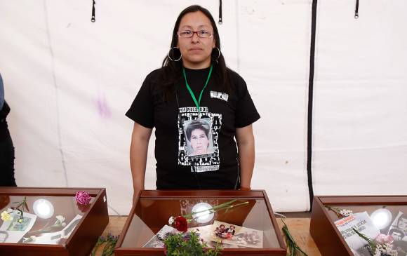 Se conmemoran 31 años del Holocausto del Palacio de Justicia. Familiares de los desaparecidos rinden una sentida ceremonia en la Plaza de Bolívar. En la foto: Rosa Milena Portela, hermana Luz Mary Portela, quien será entregada por Medicina Legal este lunes 7 de Noviembre. FOTO Colprensa