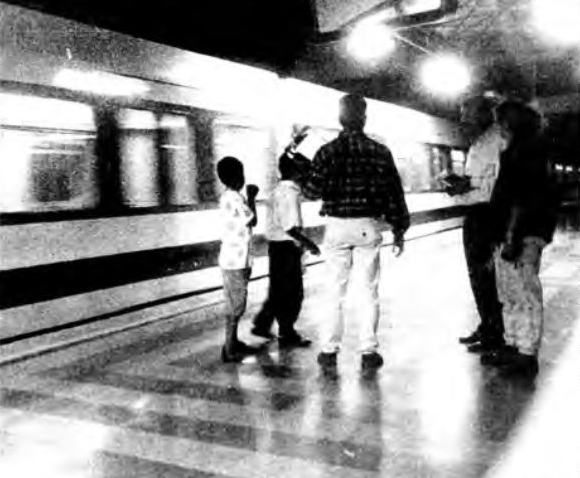 Familias esperando el metro, en su primera noche de servicio a la comunidad antioqueña. FOTO Archivo Diego González