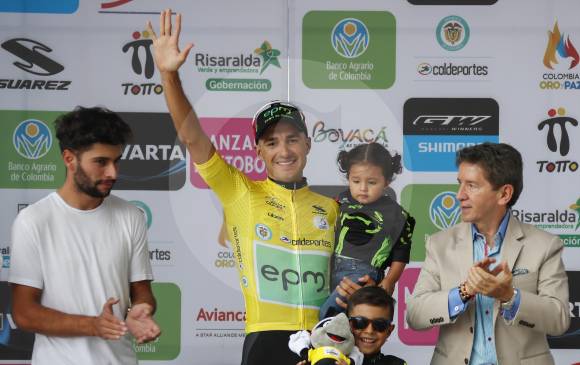 Fernando Gaviria engalanó el podio de la primera etapa en la Vuelta. Estuvo al lado del ganador J. P. Suárez. FOTO robinson sáenz 
