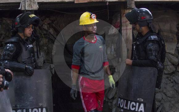Con tristeza e incertidumbre 600 mineros evacuaron Hebron tras el cierre y desmonte por parte de la Fuerza Pública. FOTO Jaime Pérez