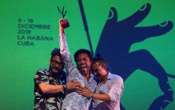 El actor Jhon Narváez recibe el premio en La Habana. FOTO EFE
