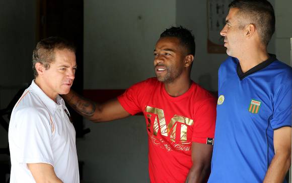 Vistiendo una camiseta roja con la marca MTM del pugilista Floyd Mayweather y una sudadera negra, Dorlan Pabón estuvo en el Parque Estadio Sur. FOTO julio césar herrera