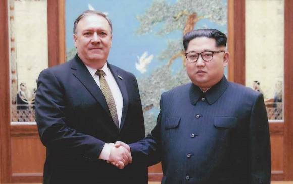 Mike Pompeo y Kim Jong Un. FOTO EFE