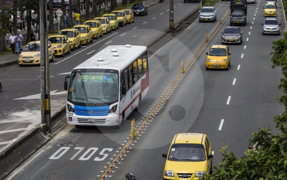 La Alcaldía de Medellín solo retiraría los bordillos de Solo Bus, como estos en la Av. Guayabal, si pierde el recurso de apelación que interpuso. FOTO Julio César Herrera