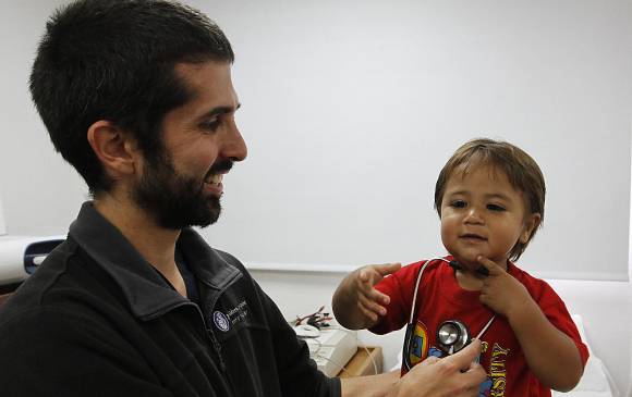 Tratar los corazones más pequeños, y que por azares de la vida desarrollaron alguna anormalidad, es tal vez parte de la rutina de Rafael Correa. FOTO Donaldo Zuluaga