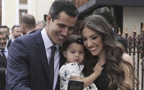 El nuevo presidente de la Asamblea, Juan Guaidó, su hija y su esposa Fabiana Rosales. La pareja se conoció en 2011, cuando hicieron parte de los fundadores del partido Voluntad Popular. FOTO cortesía